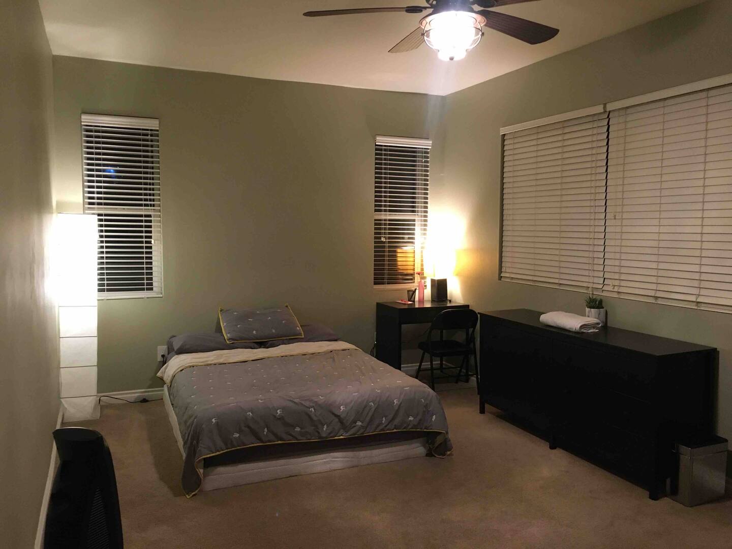 Kennydale Room 5 (Spacious Guest Room w/ TV) — photo 2